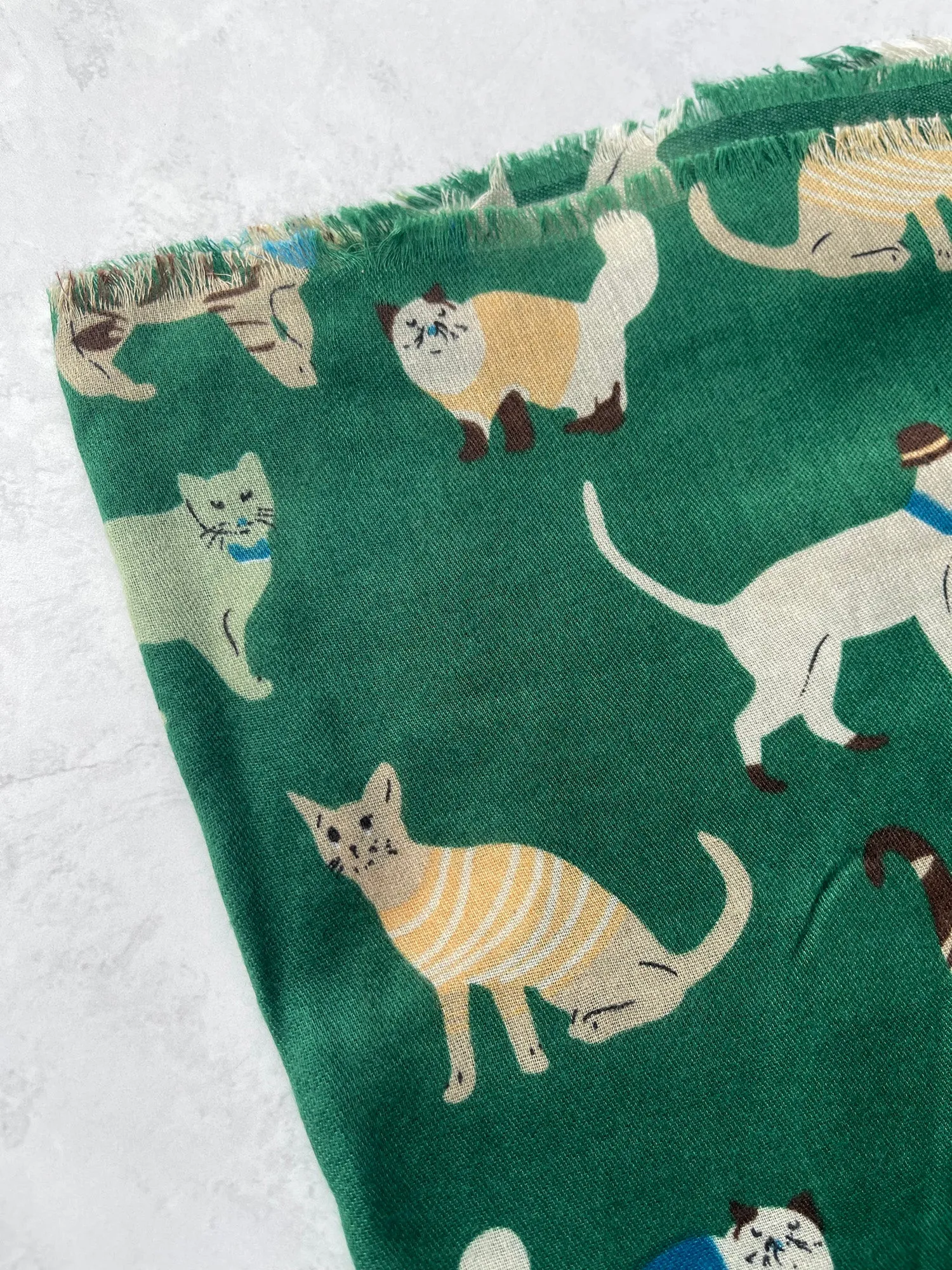 LIGHTWEIGHT GREEN SCARF WITH CATS