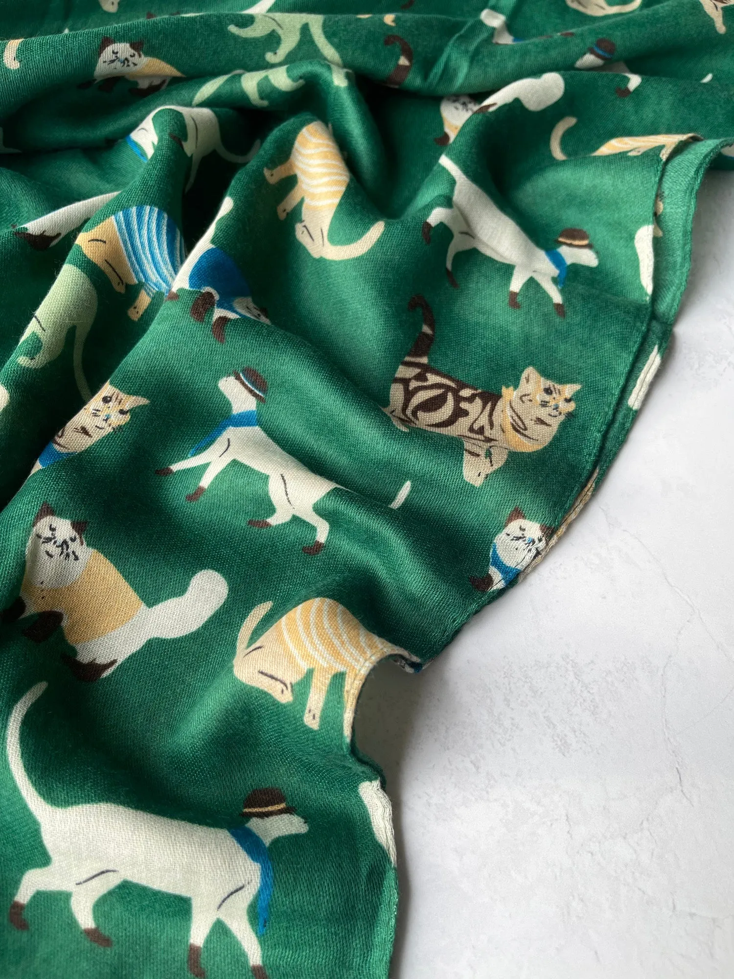 LIGHTWEIGHT GREEN SCARF WITH CATS