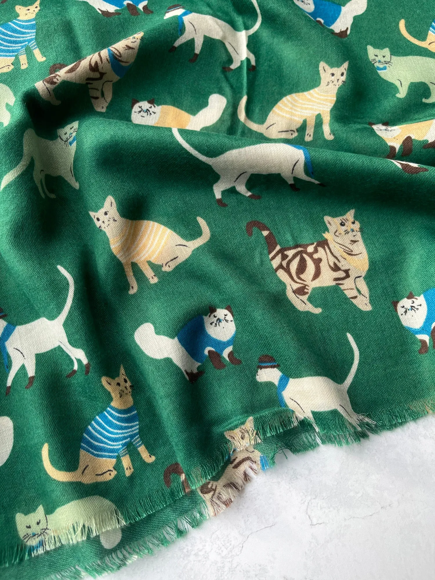 LIGHTWEIGHT GREEN SCARF WITH CATS