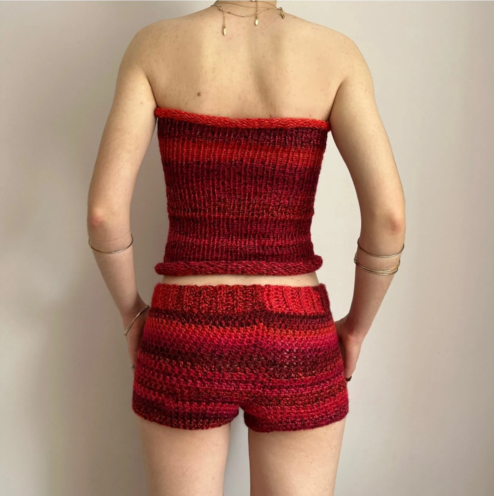 Matching set: ombré red striped crochet shorts and knit bandeau top